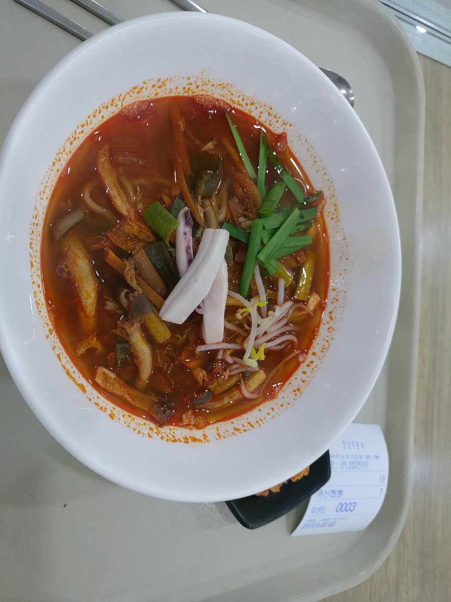 vold93's tweet photo. 음 오징어인 사람이 시키면 귀신이 같이 먹어주는 짬뽕인가 봅니다. 아놔 혼밥해도 마니 주면 좋아하는데 ㅠ.ㅠ #용인휴게소 귀신짬뽕 https://t.co/6buVyctlTT