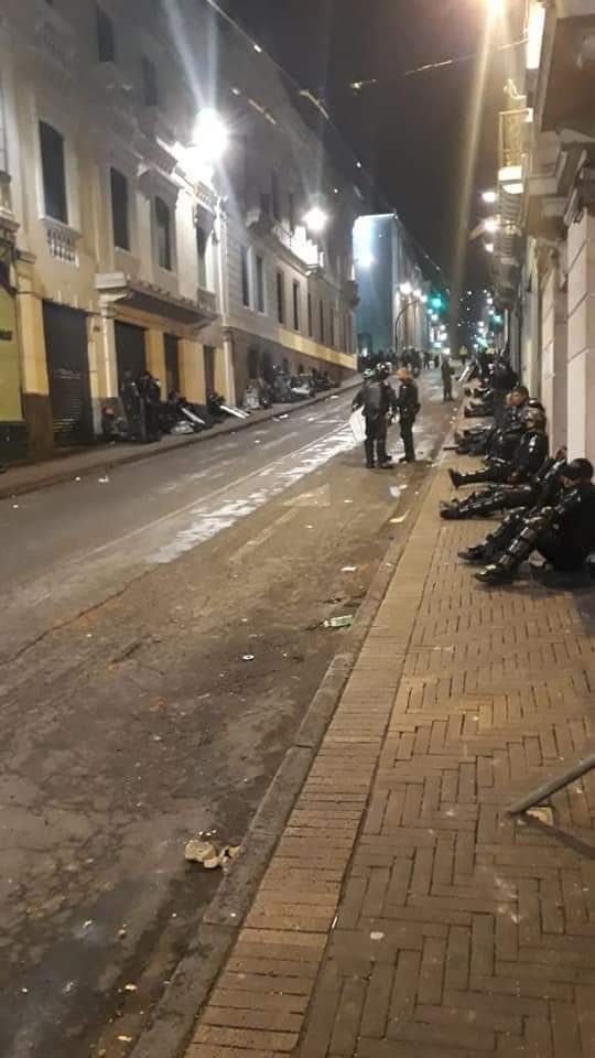 estrell53676806's tweet photo. Que es eso!!!!   Por un lado ellos haciendo su trabajo y por otro lado ellos defendiendo nuestro pueblo!!!! Sin diálogo; Tierra de nadie 🥺 #concluLENINDIA7 https://t.co/4C56v4xIF5