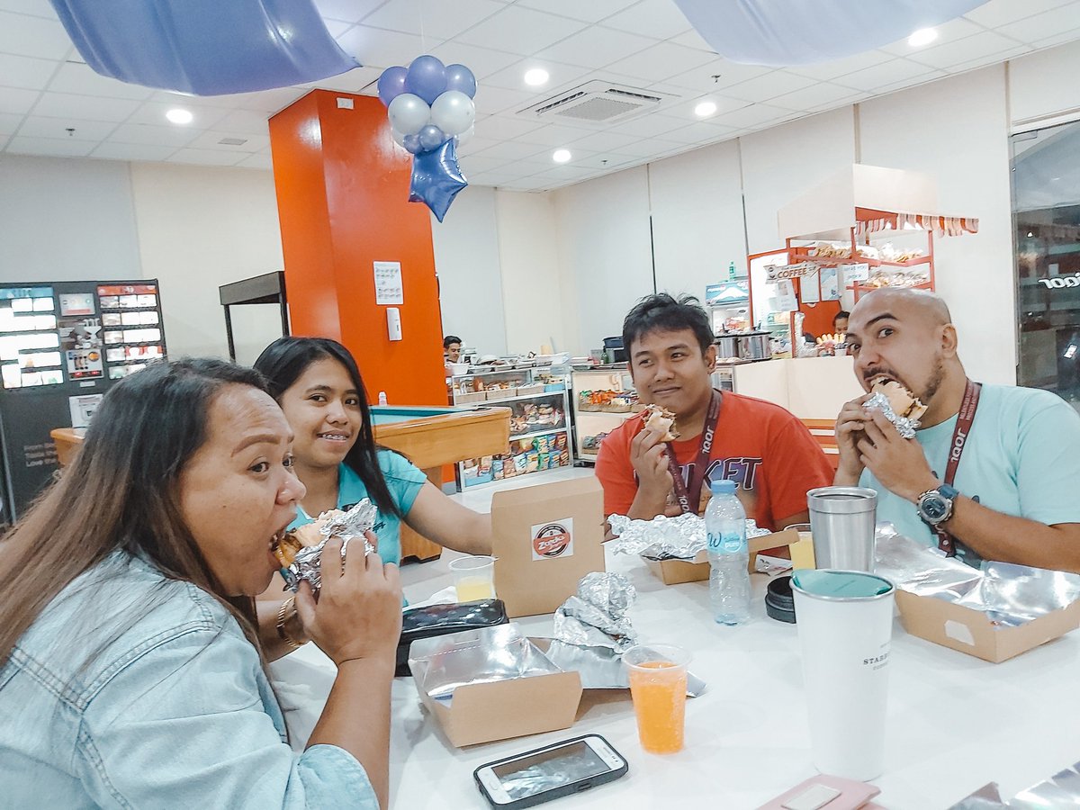 kunibels's tweet photo. Enjoying the 3rd day of #CSW2019 with the Team and Burgeeeeeeerrrssss!!!! ❤❤❤❤❤❤ @MadeinBacoLOUD #PurpleLife #weareMETRO #MadeinBacoLOUD https://t.co/umLuJvgF8Y