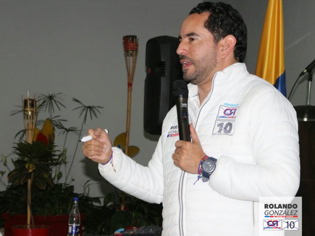 RolandoGonGa's tweet photo. Gracias a quienes a pesar del frío bogotano llegan a cumplir con nuestra cita de pedagogía electoral. El compromiso con nuestra ciudad se siente 🙌🏽 #MiPasiónEsBogotá https://t.co/lpVMiOK7gO