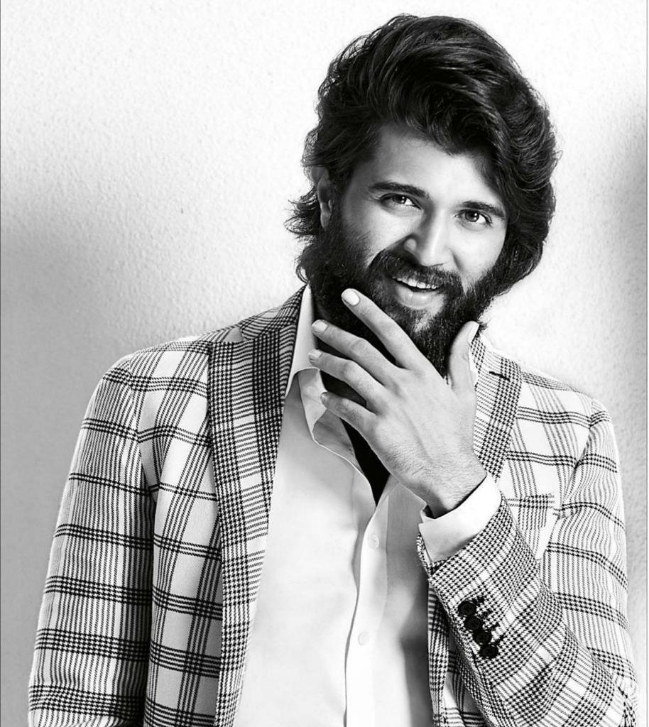 TeluguBulletin's tweet photo. Under Cool @TheDeverakonda poses for @voguemagazine @VOGUEIndia 😍🔥 #VijayDeverakonda
@GskMedia_PR @GSKMediaSreenu #wflfirstlook #WFL #Rowdy #rowdypictures https://t.co/jbPimXo52T