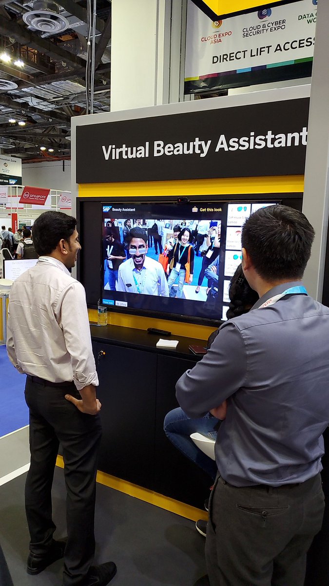 _MichelleNg_'s tweet image. Experience @SAPLeonardo #ML in action - Visit our booth to try our Virtual Beauty Assistant #BigDataWorld @SAP_APJ