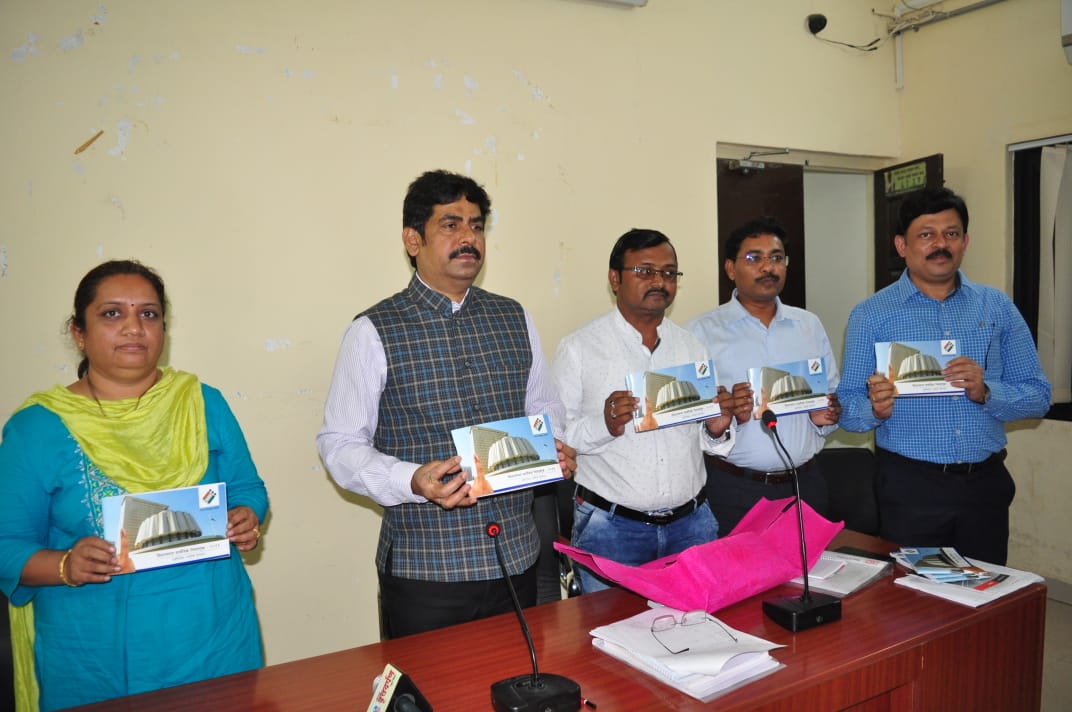 DISTRICT INFORMATION OFFICE, SOLAPUR (@info_solapur) on Twitter photo рдЬрд┐рд▓реНрд╣рд╛рдзрд┐рдХрд╛рд░реА <a href="/DrRajBhosale/">Dr. Rajendra Bhosale IAS</a> рдпрд╛рдВрдЪреНрдпрд╛ рд╣рд╕реНрддреЗ рдЬрд┐рд▓реНрд╣реНрдпрд╛рддреАрд▓ 1990 рдкрд╛рд╕реВрди рд╡рд┐рдзрд╛рди рд╕рднреЗрддреАрд▓ рдЙрдореЗрджрд╡рд╛рд░рд╛рдВрдЪреА рдорд╛рд╣рд┐рддреА рдЕрд╕рд▓реЗрд▓реА рдкреВрд░реНрд╡рдкреАрдард┐рдХреЗрдЪреЗ рдкреНрд░рдХрд╛рд╢рди рдЭрд╛рд▓реЗ. рдирд┐рд╡рд╛рд╕реА рдЙрдкрдЬрд┐рд▓реНрд╣рд╛рдзрд┐рдХрд╛рд░реА рдЕрдЬрд┐рдд рджреЗрд╢рдореБрдЦ, рдЙрдкрдЬрд┐рд▓реНрд╣рд╛ рдирд┐рд╡рдбрдгреВрдХ рдЕрдзрд┐рдХрд╛рд░реА рд╕реНрдиреЗрд╣рд▓ рднреЛрд╕рд▓реЗ, рдХреНрд╖реЗрддреНрд░рд┐рдп рдкреНрд░рдЪрд╛рд░ рдЕрдзрд┐рдХрд╛рд░реА рдЕрдВрдХреБрд╢ рдЪрд╡реНрд╣рд╛рдгрдЬрд┐рд▓реНрд╣рд╛ рдорд╛рд╣рд┐рддреА рдЕрдзрд┐рдХрд╛рд░реА рд╕реБрдиреАрд▓ рд╕реЛрдирдЯрдХреНрдХреЗ рдЬрд┐рд▓реНрд╣рд╛рдзрд┐рдХрд╛рд░реА <a href="/DrRajBhosale/">Dr. Rajendra Bhosale IAS</a> рдпрд╛рдВрдЪреНрдпрд╛ рд╣рд╕реНрддреЗ рдЬрд┐рд▓реНрд╣реНрдпрд╛рддреАрд▓ 1990 рдкрд╛рд╕реВрди рд╡рд┐рдзрд╛рди рд╕рднреЗрддреАрд▓ рдЙрдореЗрджрд╡рд╛рд░рд╛рдВрдЪреА рдорд╛рд╣рд┐рддреА рдЕрд╕рд▓реЗрд▓реА рдкреВрд░реНрд╡рдкреАрдард┐рдХреЗрдЪреЗ рдкреНрд░рдХрд╛рд╢рди рдЭрд╛рд▓реЗ. рдирд┐рд╡рд╛рд╕реА рдЙрдкрдЬрд┐рд▓реНрд╣рд╛рдзрд┐рдХрд╛рд░реА рдЕрдЬрд┐рдд рджреЗрд╢рдореБрдЦ, рдЙрдкрдЬрд┐рд▓реНрд╣рд╛ рдирд┐рд╡рдбрдгреВрдХ рдЕрдзрд┐рдХрд╛рд░реА рд╕реНрдиреЗрд╣рд▓ рднреЛрд╕рд▓реЗ, рдХреНрд╖реЗрддреНрд░рд┐рдп рдкреНрд░рдЪрд╛рд░ рдЕрдзрд┐рдХрд╛рд░реА рдЕрдВрдХреБрд╢ рдЪрд╡реНрд╣рд╛рдгрдЬрд┐рд▓реНрд╣рд╛ рдорд╛рд╣рд┐рддреА рдЕрдзрд┐рдХрд╛рд░реА рд╕реБрдиреАрд▓ рд╕реЛрдирдЯрдХреНрдХреЗ