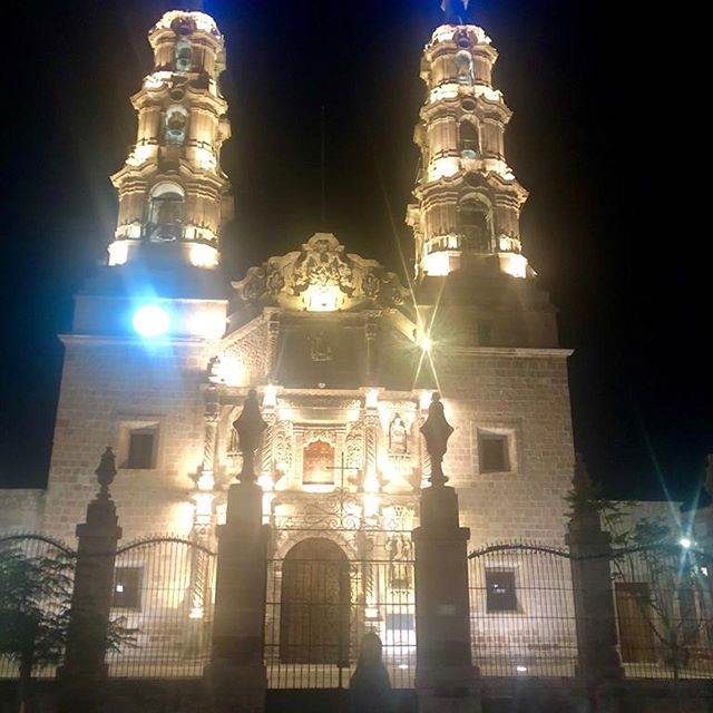 TxGapCDMX's tweet photo. Este edificio data del año 1704 y fue concluido en 1738 aunque se le conocia como la #ParroquiadelaAsunción #aguascalientes_mx @aguascalientes_mx #Ags #MaravillasDeAguascalientes Fotografia #claudiaivonnearaujoberny #conociendomexicoentaxiseguro #ViveAguasCalientes https://t.co/h2LynO0AHZ