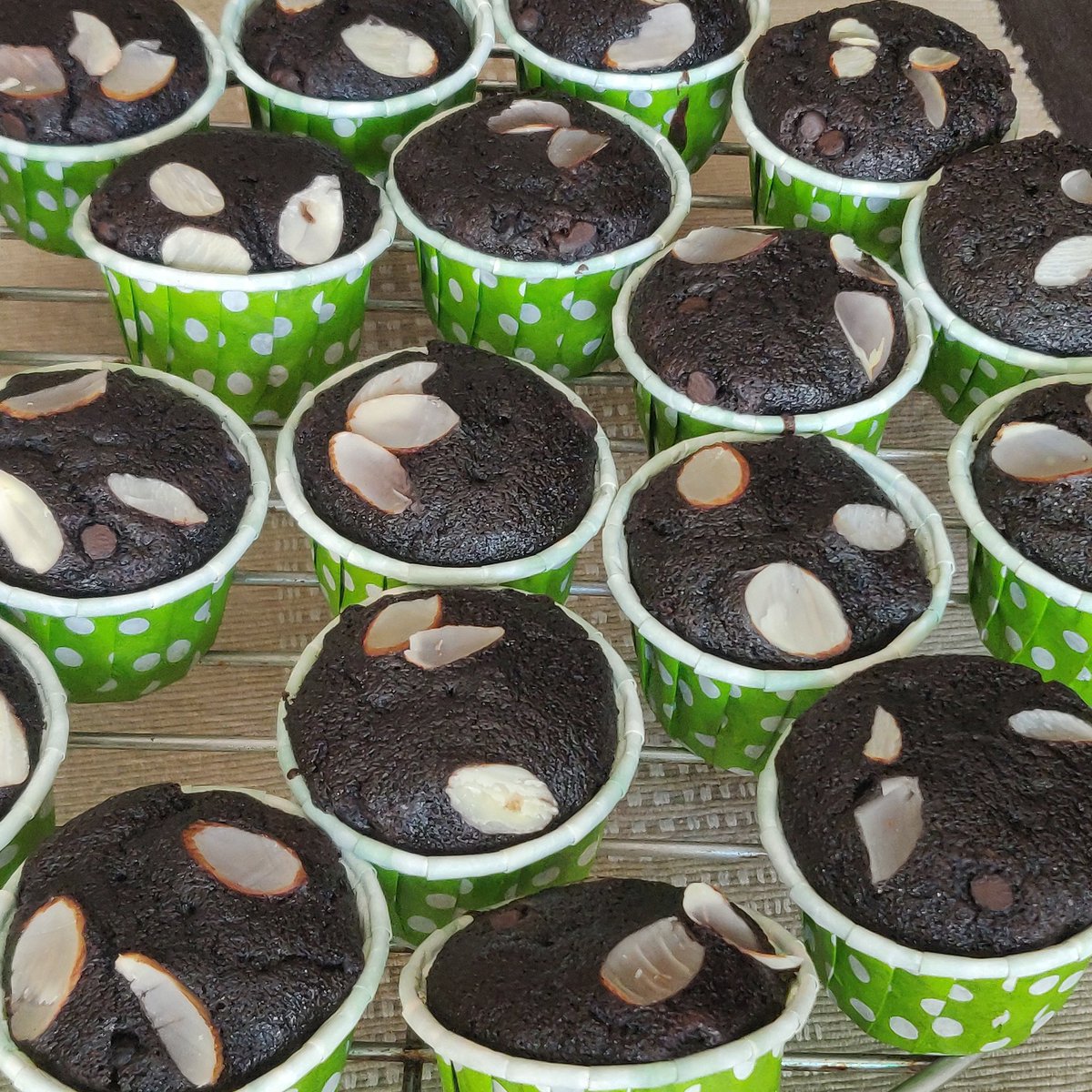SamiraGupta1's tweet photo. Vegan Chocolate Muffins
Kids don't get bored of eating these and I don't baking these...
One of my easiest and yummiest recipe.
#eggless #vegan
#chocolateCake  #muffins #wheatflour https://t.co/Re37zvp6ZL https://t.co/8i7Gh9DEK4