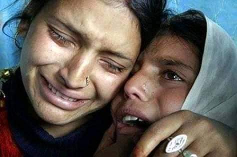 بولتے کیوں نہیں میرے حق میں
آبلے پڑھ گئے زبان میں کیا۔ 

یا اللّٰہ کشمیریوں کی مدد فرما 😥