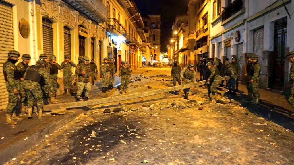 goberazuay's tweet photo. [ATENCIÓN] 📌 Gobernación del Azuay junto a @MTOP_Zona6, en coordinación con @FFAAECUADOR y @PoliciaEcuador realiza apertura de vías de acceso de la ciudad y limpieza del centro histórico. #DecididosACrecer https://t.co/sAMh61zsIZ