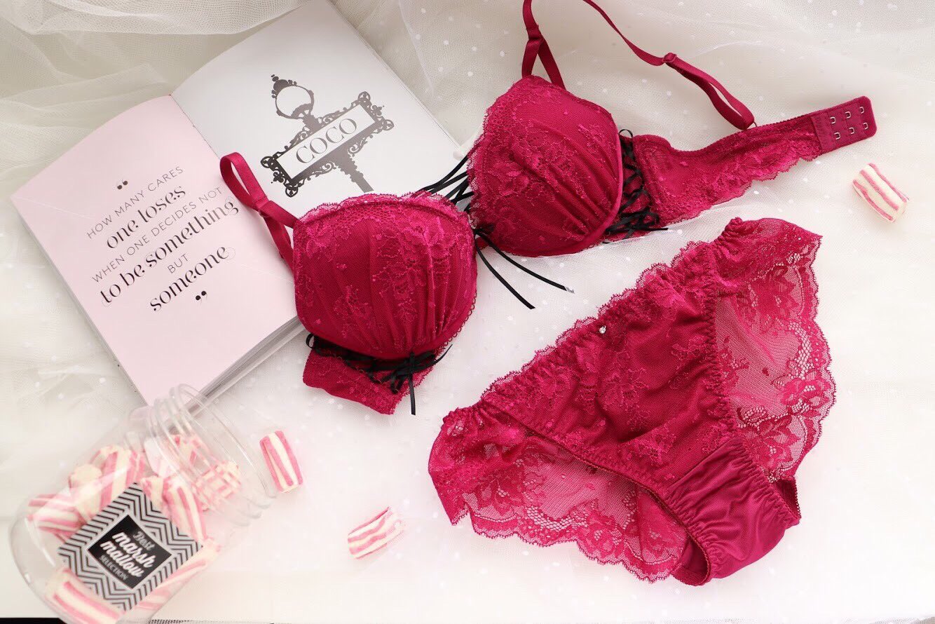 𝐿𝑂𝑉𝐸𝑅𝐴𝑁 𝑂𝐹𝐹𝐼𝐶𝐼𝐴𝐿 レースアップブラシリーズ 発売しました Gカップまでご用意 やっぱり大人気 すでにお品切れおサイズ出てきてしまいました 谷間のレースアップ 本当にかわいい Loveran人気no 1商品 ぜひおフェロランジェ