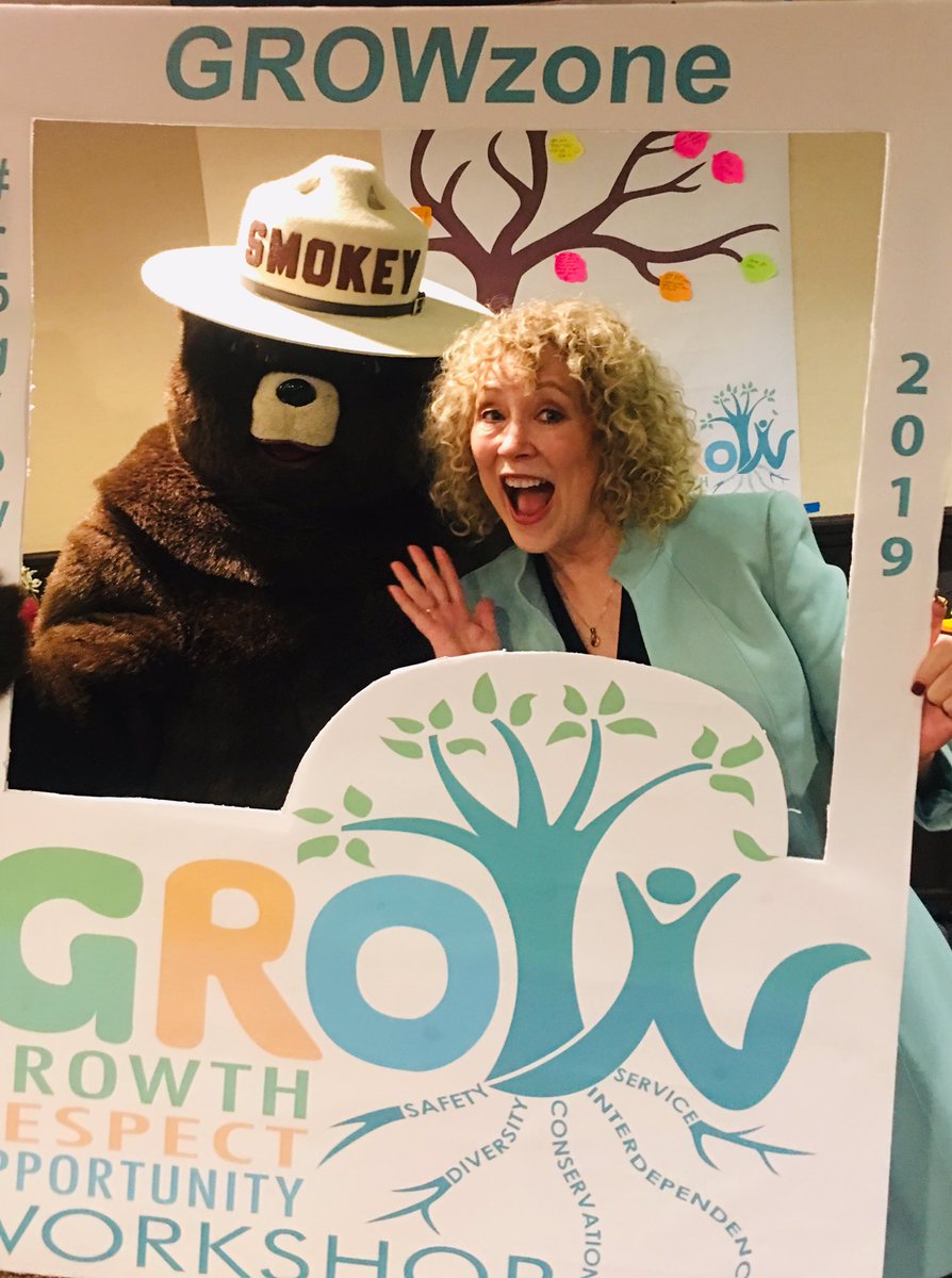 KarynBuxman's tweet photo. Celebrity sighting! Not em-bear-assed to ask for a photo op with Smokey the Bear!
#BearlyFamous
#OnlyYouCanPreventForestFires
#ChooseHumor
#SEEfunny
#SpeakerLife
#LoveMyLife https://t.co/N6YGBjvyTm
