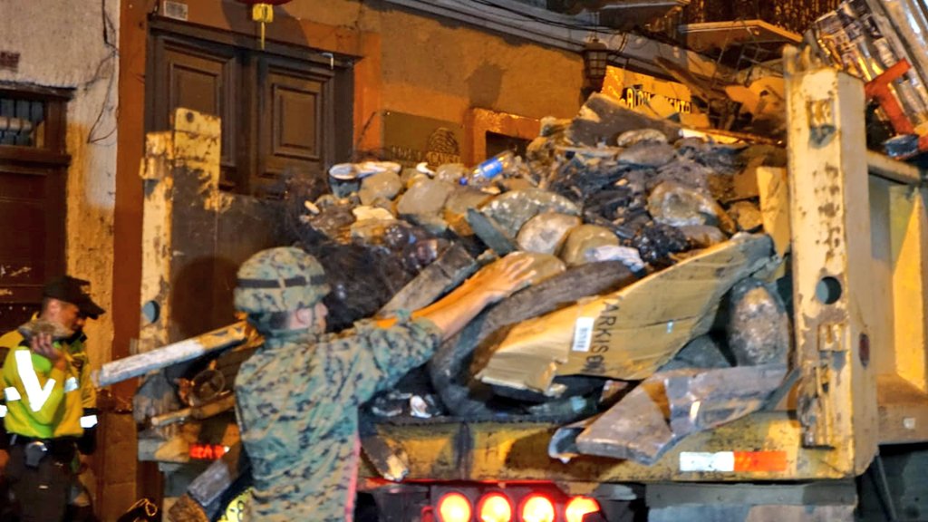 xaesma's tweet photo. Le devolvemos la calma a #Cuenca. Hemos dispuesto la limpieza total del Centro Histórico y la apertura de las vías para la libre circulación de ciudadanos y vehículos. Seguimos atentos, vigilantes y trabajando. #DecididosACrecer https://t.co/KWJEX9bIJ5