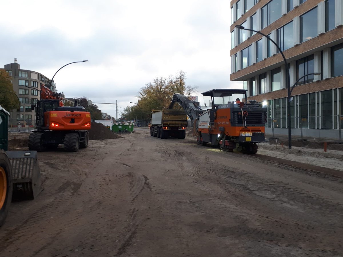 Deldenerstraat <a href="/gemeentehengelo/">Gemeente Hengelo</a> er wordt ook hier hard gewerkt door iedereen <a href="/Roelofsgroep/">Roelofs</a> , #nogevenvolhouden #eindeinzicht en eh het wordt mooi hoor #asfalt #gww #infra #bouwteam