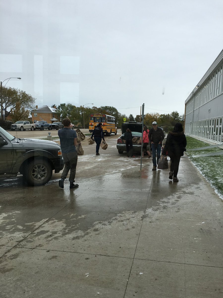 SchoolEcole's tweet photo. EGS students packed up the many non perishable food item donations for the FCC Drive Away Hunger Campaign today. Beautiful cards were also created for this campaign. #makingadifference #Hawkhelpers #kindnessmatters https://t.co/r9OgtU7gUN