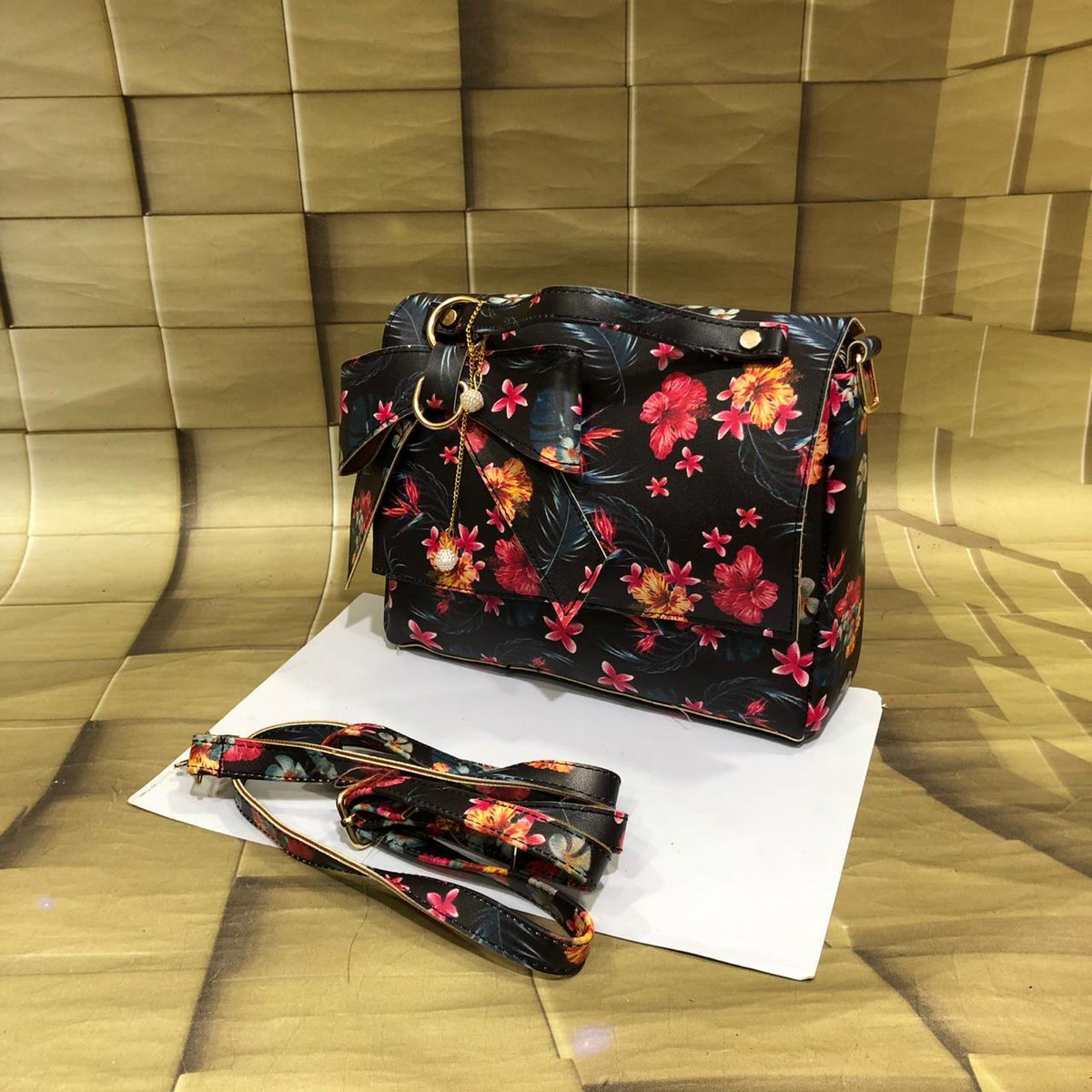 pr1nce25's tweet photo. Baker Sling Bag Imported material  with flowers print Sling plus hand bag with long belt #begcantik #casualbag #backpack #slingbag #bucketbag #handbag #wallet #purse #fashion #totebag #slingbag #handbag #slingbag #handbagmurah
ShopNow: https://t.co/FfU7VPj6Rm Con Us: 8122241506 https://t.co/sooUNajP6K