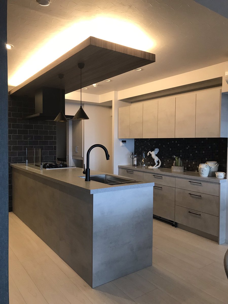 株式会社ハンセム Sur Twitter コンクリート調キッチン 今流行りのカラー水栓 モダンな雰囲気で かっこいい ハンセム キッチン ダーク コンクリート 収納力 マイホーム 家づくり モダン こだわりの家 注文住宅 ブラック水栓 トータル