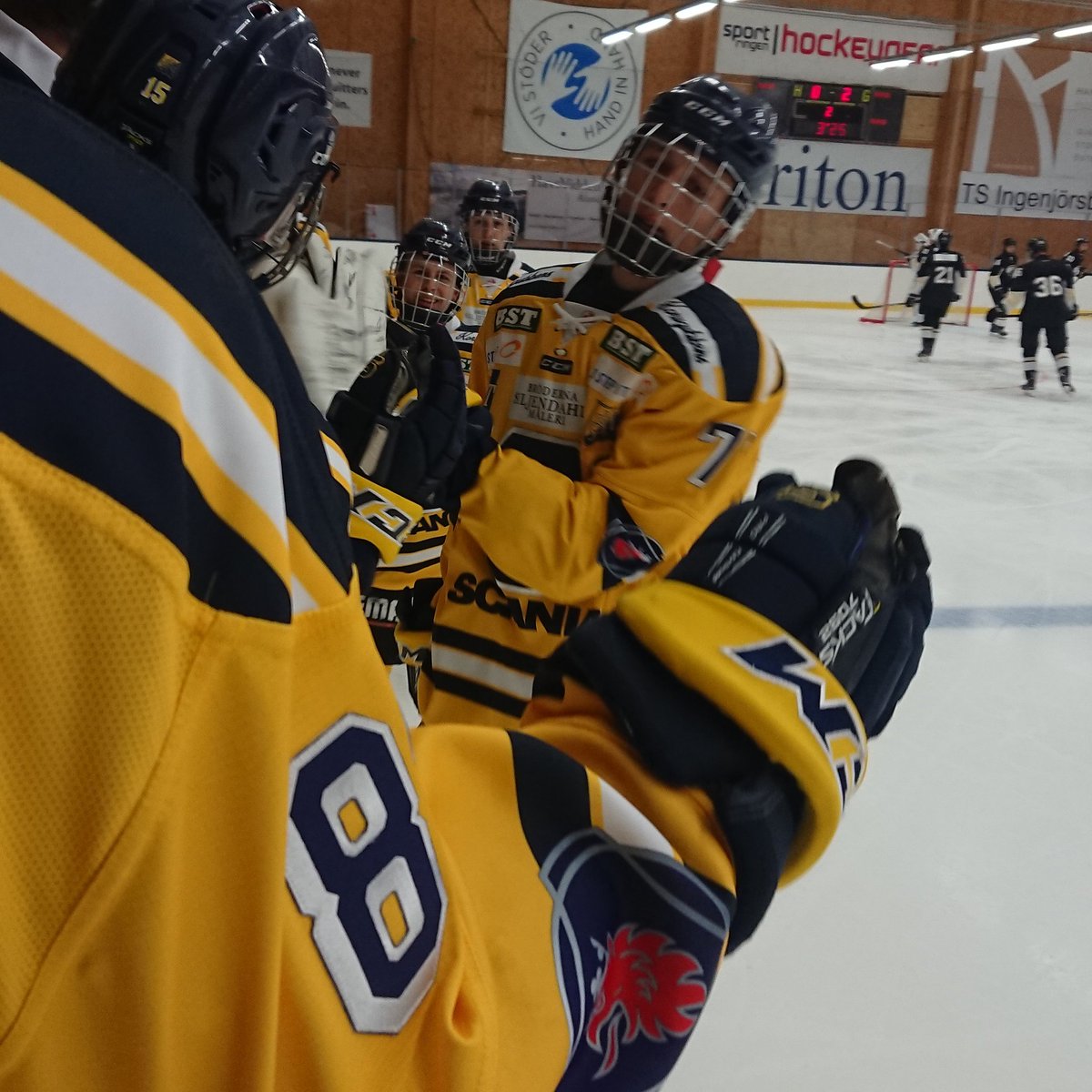 Bacciskungen's tweet photo. G A M E D A Y!
Ikväll är det dag för #SSKJ18 att möta nacka på bortaplan.
Matchstart 19:45
nacka har startat serien bra med fyra segrar och en förlust, 12 poäng och ligger 3a.
SSK ligger 5a med 9 poäng.
#instaSSK #SSKJ18 #FRAMÅTSPORT #tillsammans #J18elitöstra #nackahockey https://t.co/ORVDZePGi9
