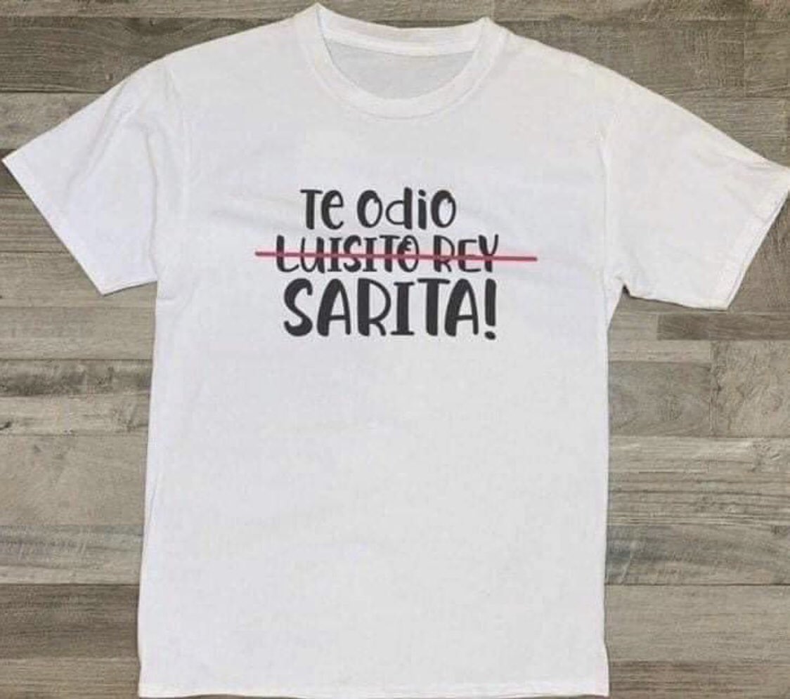 aleksaL55's tweet photo. Y de pronto llega #Saritaperra y que te destrona #luisitorey pensaba en escuchar a JoseJose en Spotify pero de pensar que esa #SaritaBuitre se va quedar con las regalías mejor me compro un chingo de discos piratas y lloro a gusto a moco tendido🥺#Sarasmuertasdehambre https://t.co/9dfQ7tdVDf