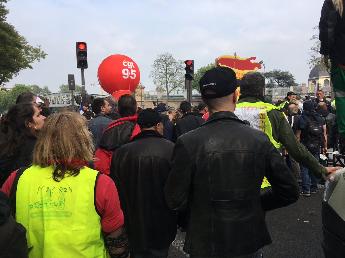 CgtTuifrance's tweet photo. @lucasgautheron @Portes_Thomas @JLMelenchon Oui la CGT s’est méfié comme beaucoup, de ce mouvement qui semblait mené par l’extrême droite mais s’est bien rattrapé depuis et a souvent participé aux blocages des rond points et aux manifs 
Quant au 1er mai on y était, les Gilets Jaunes aussi et on défilait ensemble ✊ https://t.co/rwz9sCqbrl