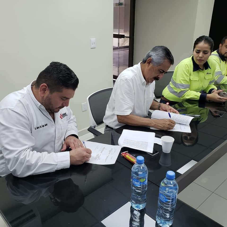 pelastapia's tweet photo. Firma de convenio con @CEMEXMx y @ISEAInformaT en la planta Yaqui para formalizar la atención de  educación básica y el nuevo modelo NUPLES de la @PrepaISEA para sus empleados y familiares.

#ISEATrabaja 
#UnidosLogramosMás 
#PrepaISEA https://t.co/k7lg7ZlIED