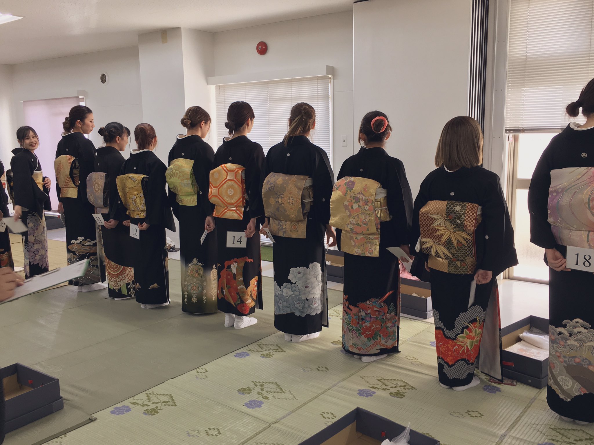 鹿児島県美容専門学校 Kenbi 留袖着付け授業 美容師には欠かせない着付け授業 1年生で留袖 振袖の着付けを習得し 2年生ではコンクール出場できるまで仕上げます 鹿児島県美容専門学校 鹿児島県美容専門学校 Kenbi 留袖着付け授業 美容師には欠かせない着付け授業 1年生で留袖 振袖の着付けを習得し 2年生ではコンクール出場できるまで仕上げます 鹿児島県美容専門学校