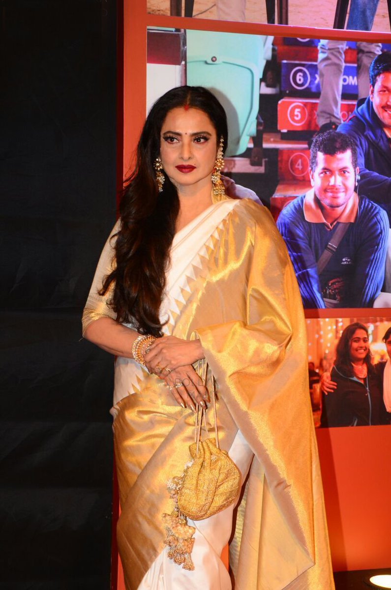 goddess_rekha's tweet photo. Happy birthday GOD 🙏

Worship you mam..  

Jai jai #Rekha mam 

#HappyBirthdayRekha mam 😊🙏 https://t.co/EYNmoJAH3j