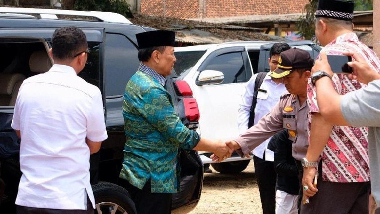 detikcom's tweet photo. #Foto Menko Polhukam Wiranto diserang di Pandeglang, Banten. Pelaku bersenjata tajam yang mencoba menusuk Wiranto diduga terpapar ISIS. Begini foto kejadiannya: https://t.co/HsOrpGpj6X #Wiranto #WirantoDiserang
--
Foto: Dok. Polsek Pandeglang https://t.co/mTB6O9wZBv