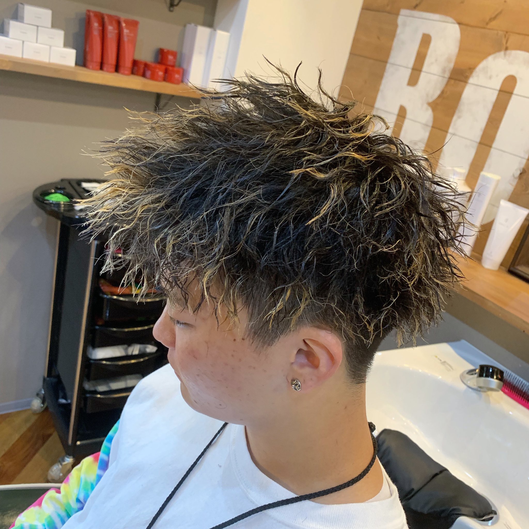 坂田風雅 Roost円町店 店長スタイリスト カット カラーでバチバチに決めてます Roost ルースト 京都 美容 メンズスタイル メンズヘアスタイル ハイトーンカラー ツイストパーマ ツーブロック マッシュ メッシュ メッシュキャップ 束感