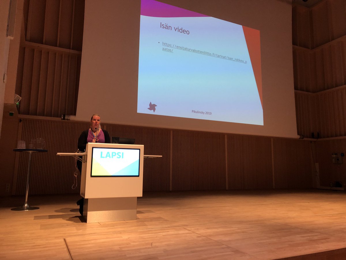 jonna_le's tweet photo. @miiapiku kertomassa päihde- ja mielenterveysongelmaisen vanhemman kohtaamisesta @ Lapsi potilaana -koulutuspäivillä #päihdeongelma #mielenterveys #fioca @Ensi_turvakodit https://t.co/JQeymUaYvh