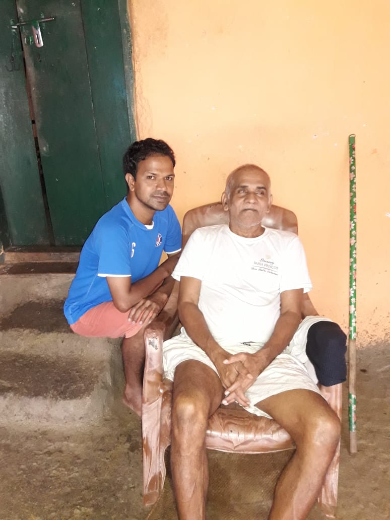 Siroda_Votes's tweet image. BLO  of Part no. 38 of 22 Siroda A.C. who is himself a Divyang verifying a Divyang Voter  through the #electorsverification programme.
#EVP #centpercentsahi 
@CEO_Goa