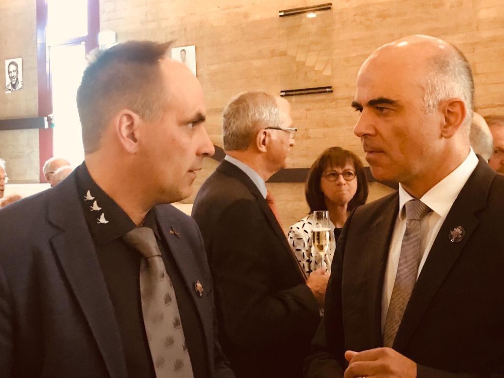 Unser Präsident Daniel Würgler im Gespräch mit Bundesrat Alain Berset an der offiziellen Olma Eröffnung. In der Halle 6, Erlebnis Nahrung dreht sich alles ums Huhn&amp;Ei.