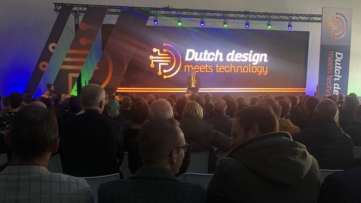 In een volle zaal zijn we inmiddels gestart met het plenaire programma. Keynote spreker Tjeerd Veenhoven neemt ons mee in de wereld tussen high tech &amp; design... #ddmt19
