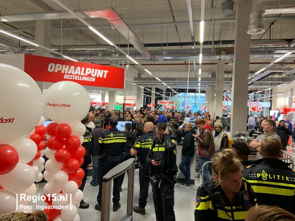 sociaal Glad Zachte voeten Regio15.nl on Twitter: "De chaos rond de opening van de #MediaMarkt  #Leidschendam zou wellicht iets te maken kunnen hebben met de gratis JBL Bluetooth  oortjes twv 115 euro voor de eerste 100