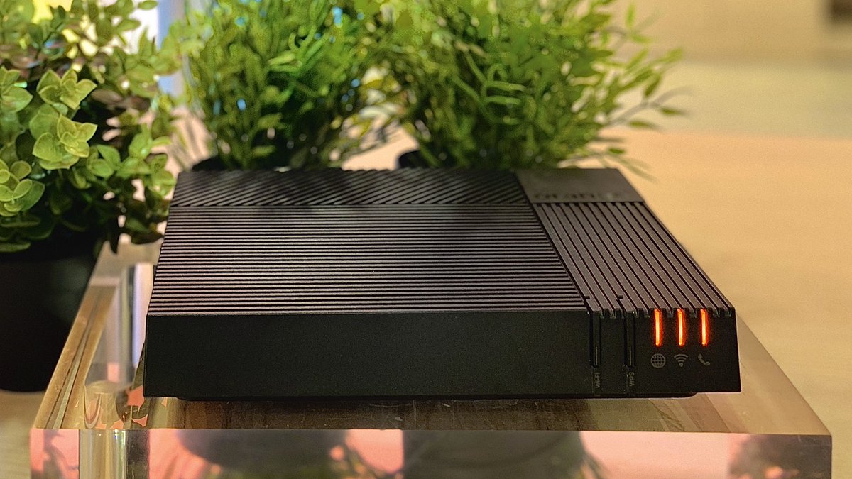 ma_auger's tweet photo. Oui la performance technologique peut s'inscrire dans une démarche de réduction d'impacts environnementaux !

➕ compact
➕ légère
➕ silencieuse 
🔝 empreinte carbone ↘️ -29 %

#Livebox5 🙌
Présentée hier au megastore Orange Canebière à #Marseille https://t.co/vcqEN9FAim