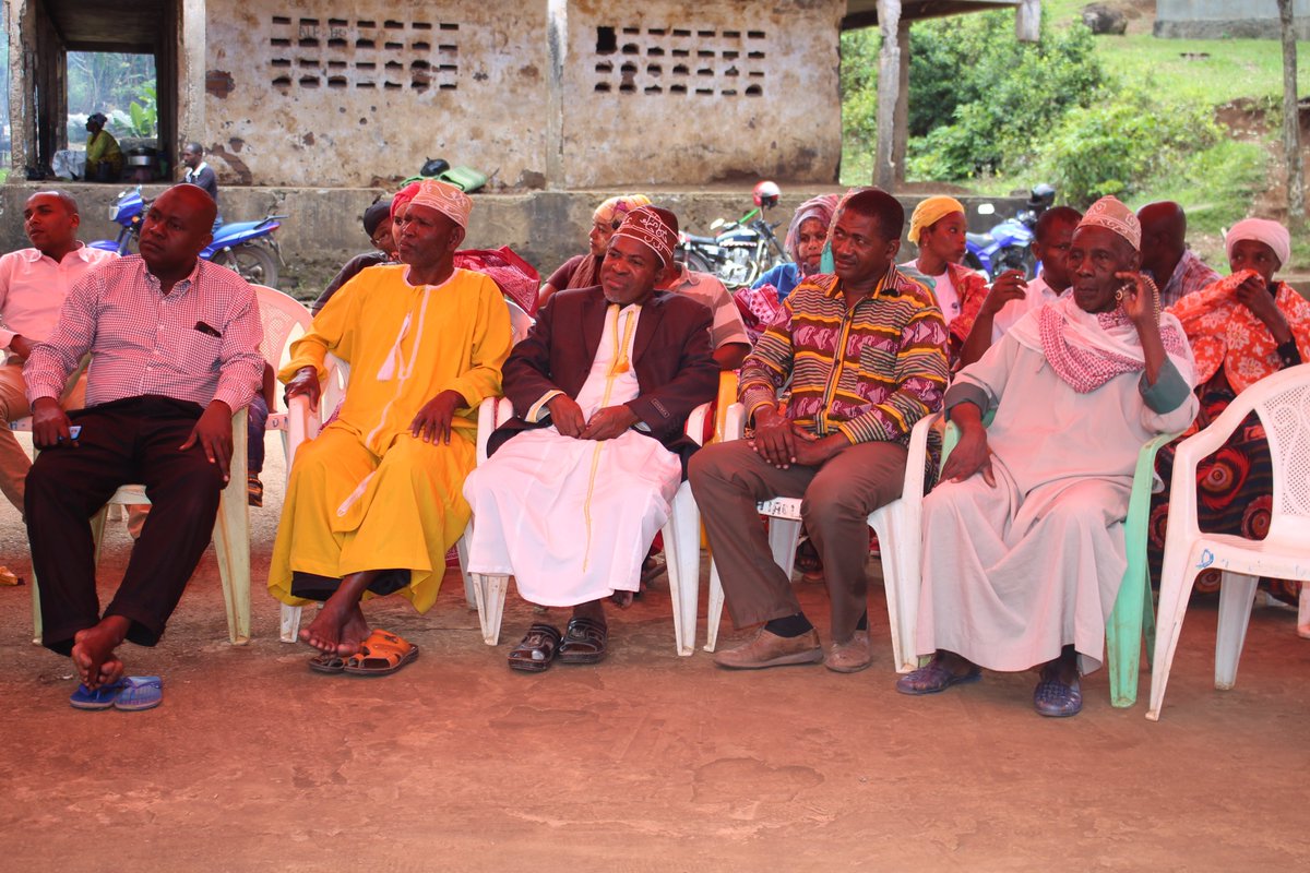 DahariComores's tweet photo. Les femmes pêcheuses de l’association Maecha Bora suivies par #Dahari mettent à l’honneur les poulpes et poissons séchés lors d’un concours culinaire organisé à Vassy le 29 août 2019. Lisez notre article en suivant ce lien : https://t.co/tTeBLLh3hg https://t.co/KMbfps2RAI
