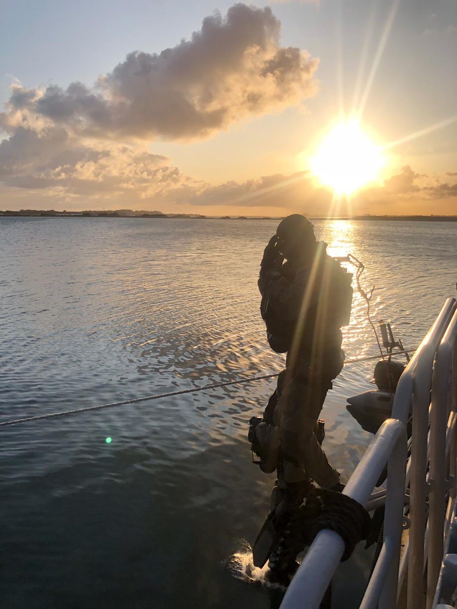 Krijgsmachtadj's tweet photo. Een kikvorsman (in opleiding) van het Korps Mariniers gaat te water voor een 2-uurs duik. Hij duikt met een “rebreather” zodat vanaf de oppervlakte geen luchtbellen beschikbaar zijn en de kikvorsman onzichtbaar blijft. Essentieel voor het uitvoeren van speciale operaties. https://t.co/KoVsjniqQf