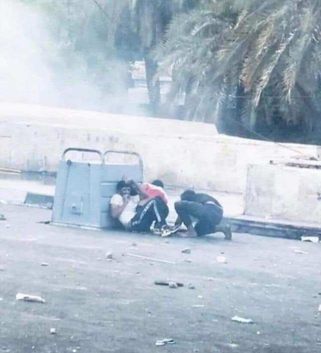 انا عشت بوطن يتنفس البارود

     شعب حتى بصيامه افطاره على المدفع
 برداً وسلاماً ياعراق😢