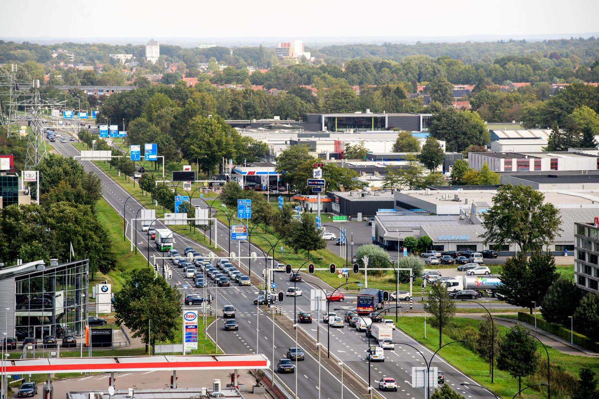 VialisBV's tweet photo. Eind dit jaar moeten de #verkeerslichten op 27 kruispunten op en nabij de ring van Almelo slim worden aangestuurd. Samen met @sweconederland hebben we deze opdracht verkregen van @Gemeente_Almelo. https://t.co/4u8uAFq4Oe #TalkingTraffic https://t.co/5Mf9ipixuU