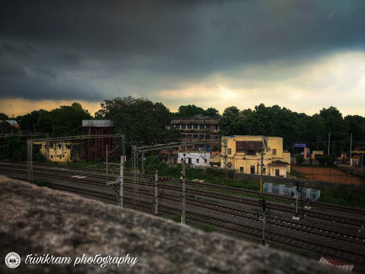 ~MOOD~
•Shot on phone📱#redminote5 #trivikramphotography #sky
#raillines #railwaylines .....
#photography #photographyworld #naturephotography #mobilephotography #naturelover💚 #naturephoto #sky #google #miphotography