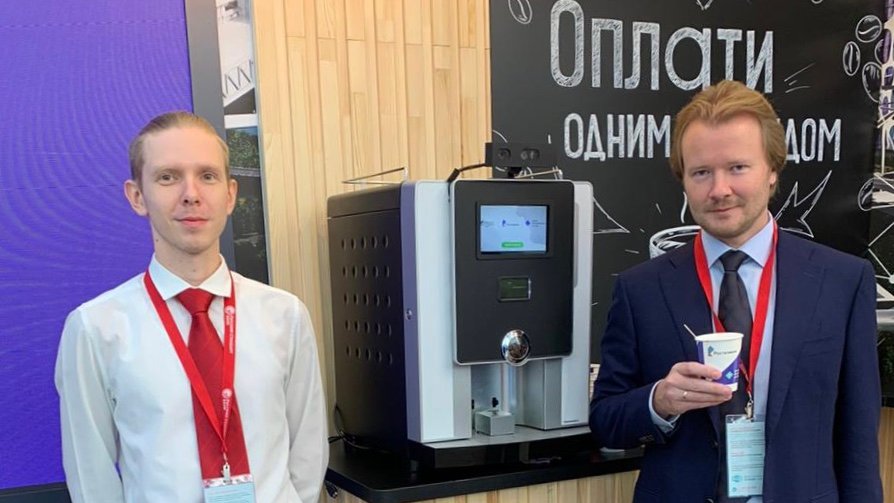 bank_rs's tweet photo. Доброе утро из Сочи! Прорывные технологии в действии на #Finopolis2019. Председатель Правления Банка Русский Стандарт Александр Самохвалов с чашкой ароматного кофе, оплаченной одним взглядом. Без наличных, телефонов и карт! 🙂#fintech https://t.co/Vsvwq0PwuQ