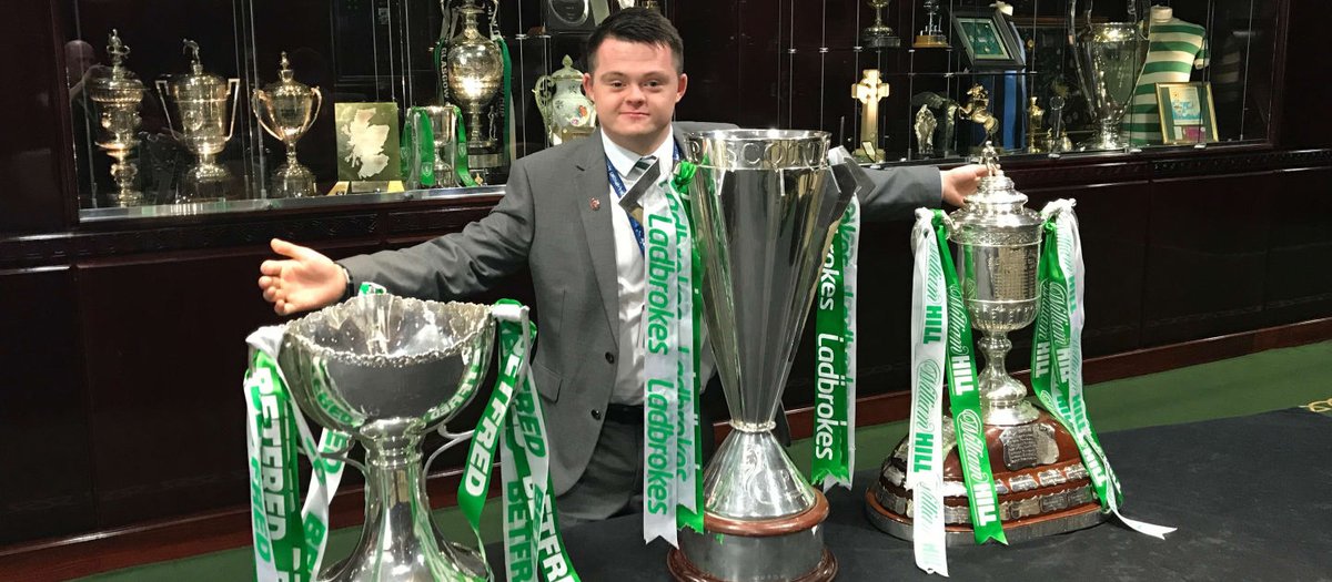 josedavidlopez_'s tweet photo. ¡Qué grande es el fútbol!

20 años, acérrimo hincha del #Celtic ☘️ y conoces todas sus historias.

¿El mejor trabajo para mostrar que tu Síndrome de Down nunca es obstáculo?

Sí, ser guia oficial de Celtic Park y ser premiado por ello

¡Grande Alex O’Donnell! 👏👏👏 https://t.co/VslxFN56JZ