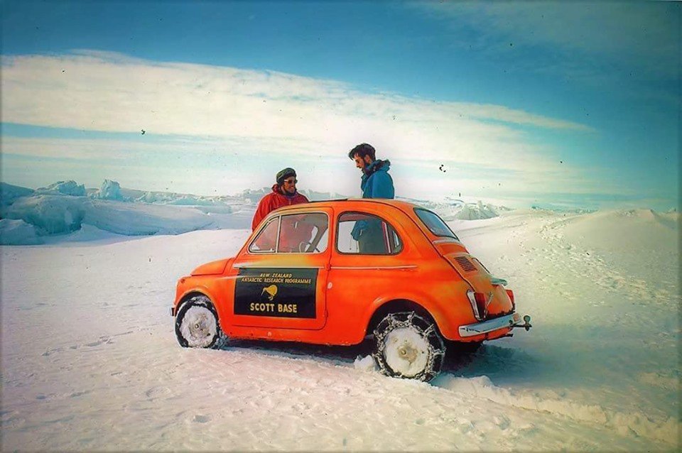 500clubitalia's tweet photo. La prima auto arrivata al Polo Sud era una #Fiat500 #arancione. Era il 1964 e questa #500D è stata usata presso la stazione di ricerca scientifica "Scott Base". Il suo nome? Snow Kitten, la gattina delle nevi 🐱❄️ 😍
#ScottBase #Antartica #SnowKitten #orange #newzeland https://t.co/viY7DaEV48