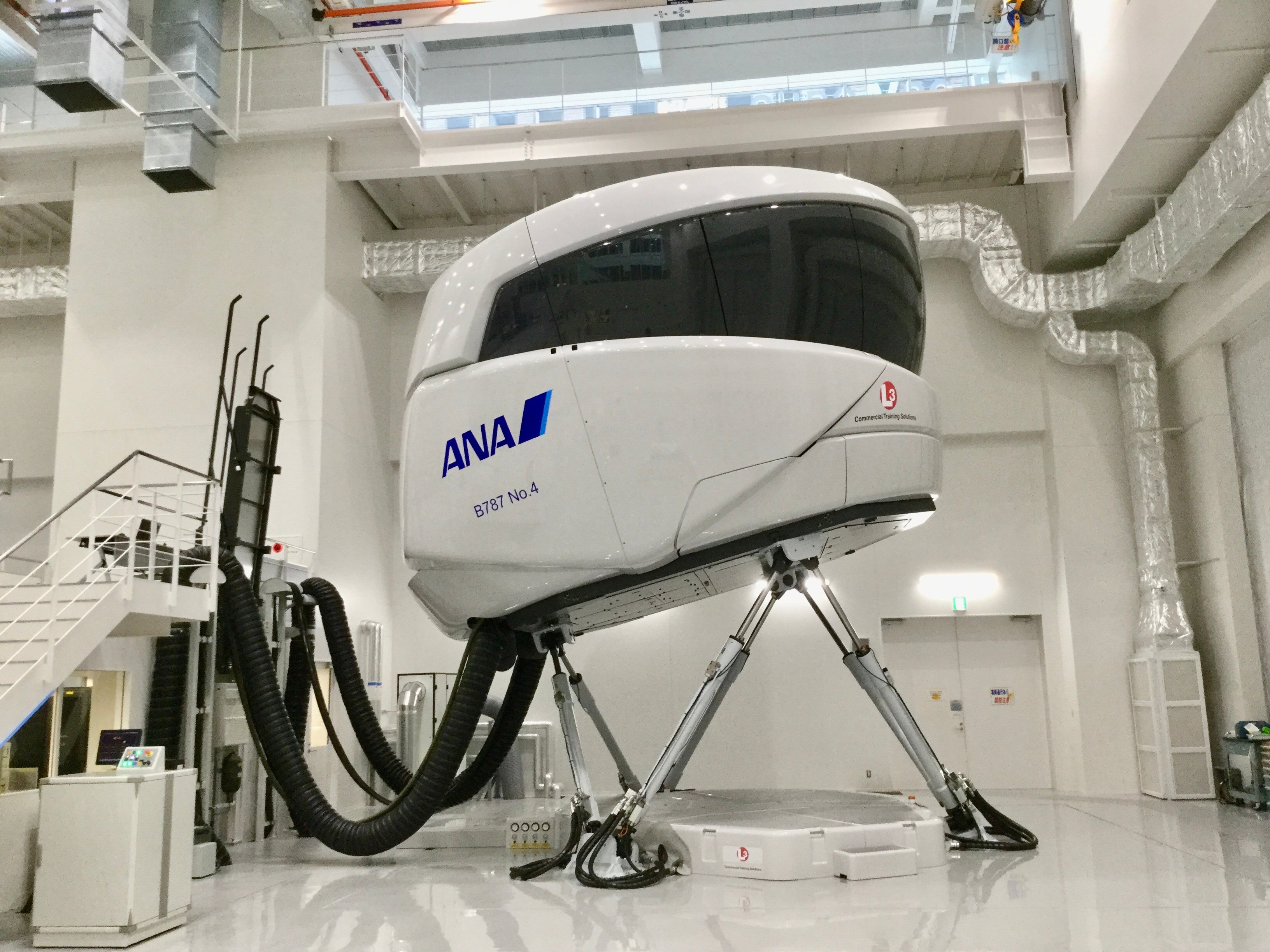 Ana旅のつぶやき 公式 Pa Twitter 青空に恋 した人々 整備士は 実際に飛行する機体だけでなく訓練機材の整備も行っています Anaの訓練施設には パイロットの訓練用シミュレータをはじめ Caや整備士の訓練で使用する機材が 訓練内容や機種ごとに設置され