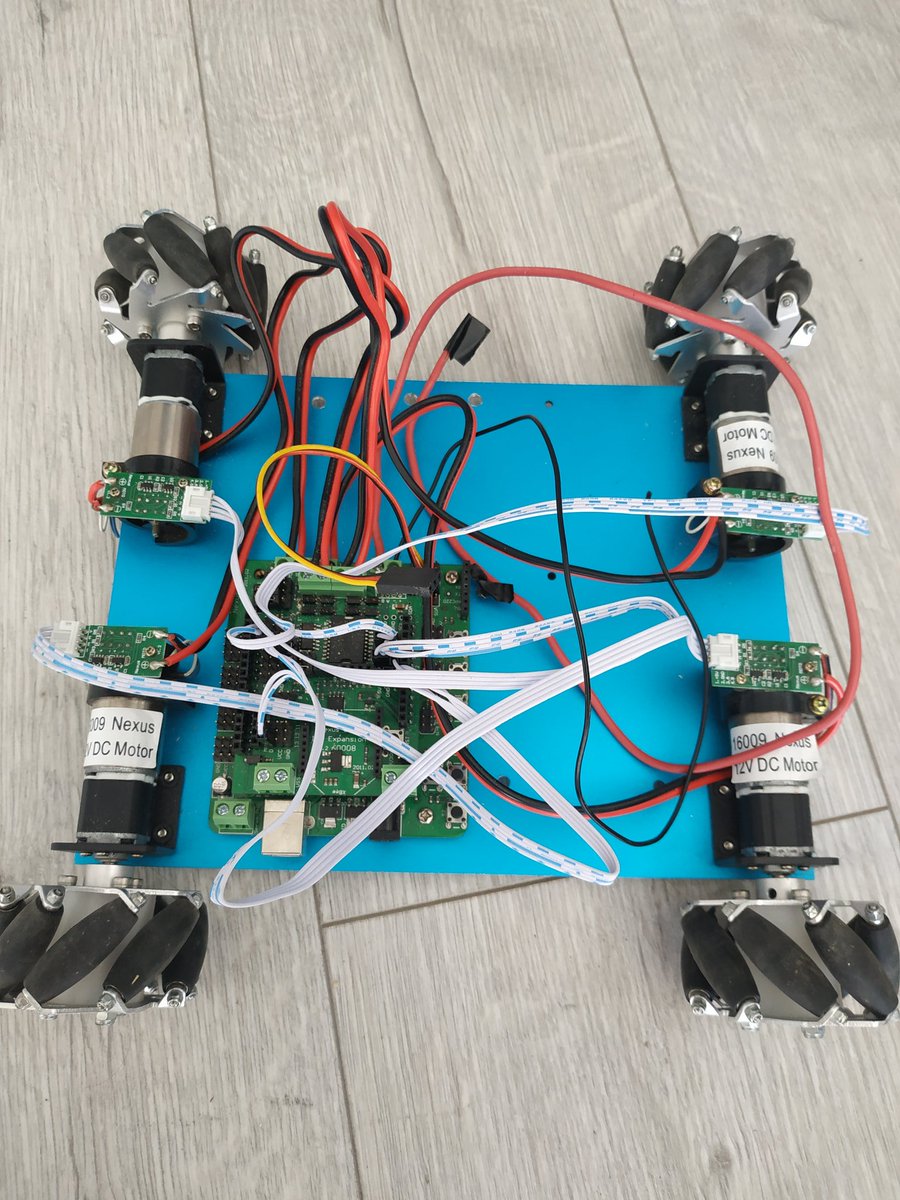 [#FDS2019] <a href="/EGabECM/">E-Gab ECM</a> l'asso de robotique de @centralemars présente son 🤖 complètement autonome, développé pour concourir à la coupe de France de robotique. Capteurs, ultra sons, calculs, caméra, #méca, #électronique, programmation ... Les sciences sont partout dans les 2 #robots!
