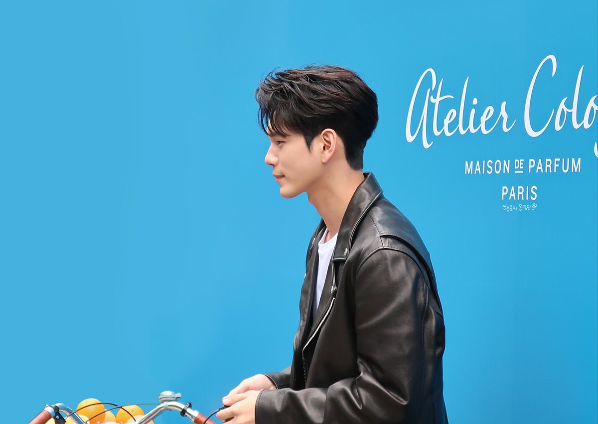 OSWELOSW's tweet photo. 세룰리언블루인간 떵우💙
#옹성우 #아뜰리에코롱 https://t.co/9zw1qUI4cD