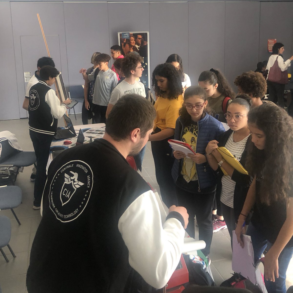 [#FDS] Des lycéens marseillais découvrent avec curiosité les réalisations développées dans le cadre associatif des élèves de <a href="/CentraleMars/">Centrale Marseille</a> <a href="/AiChristopher/">christopher.ai</a> <a href="/EGabECM/">E-Gab ECM</a> <a href="/FabLabMarseille/">FabLab Marseille</a>