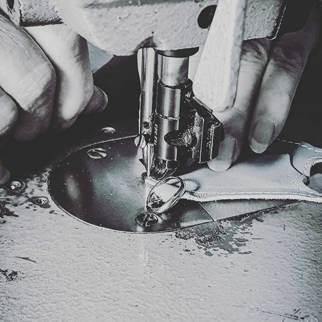 piccoleorme's tweet photo. Lavorazione scarpine portachiavi.
MADE in ITALY 🇮🇹🇮🇹🇮🇹
Lavorazione artigianale 
Marche eccellenza artigiana 
https://t.co/ex0O0XAVPY

#lavorazioneartigianale #madeinitaly #marcheeccellenzaartigiana #igerspiceno #piccoleorme #igersmarche #igers #artisan #… https://t.co/uvCTsYHFa6 https://t.co/m6lwOShbxl