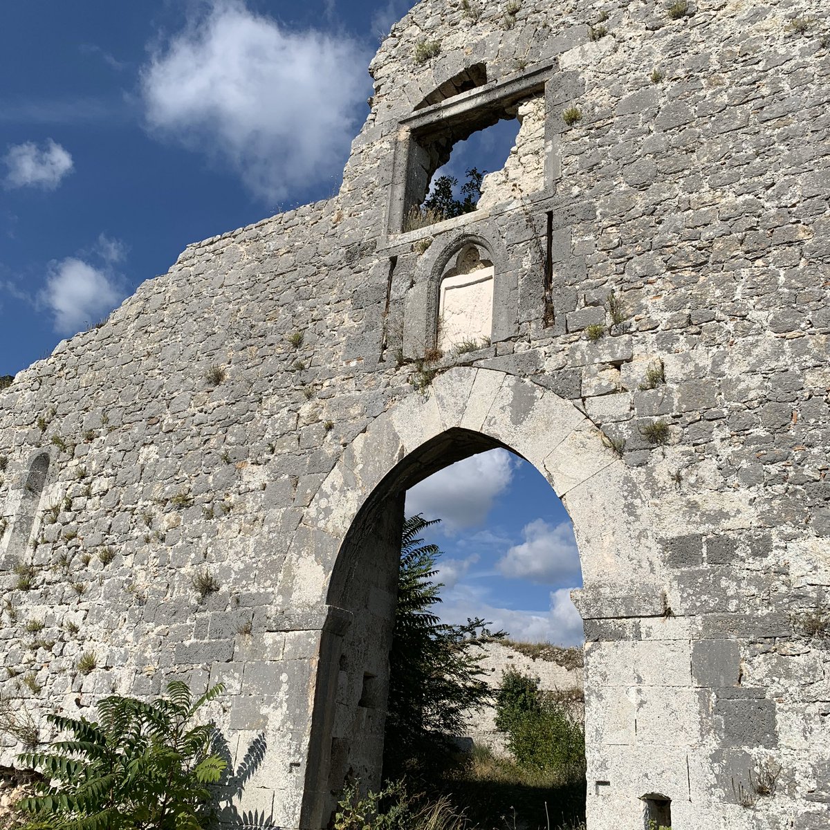 WildHeartItaly's tweet photo. Abandoned medieval castle 🏰 #Alvito #Ciociaria #WildHeartOfItaly #SilverCompassTours | @SilverCTours https://t.co/bDwSW7FIHR