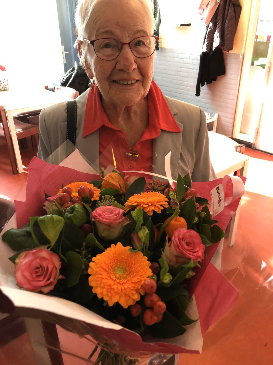 We eten taart met bewoners van @Nijestee die al 40 jaar bij ons in <a href="/Vinkhuizen/">Vinkhuizen</a> in dezelfde woning wonen. Hulde!