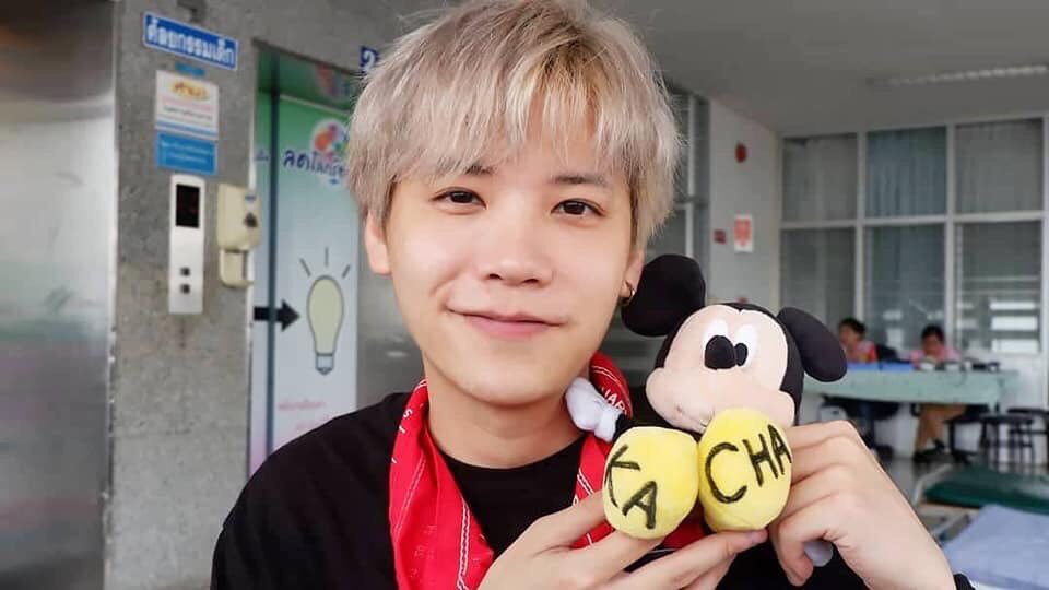 CurtisSChin's tweet photo. Look who’s supporting Operation Smile Thailand—@OpSmileTH: @KachaNontanun @tayastarling @ThereseBeauvais & 🙋🏻♂️. Join the fight! 👊 Support free surgeries to repair cleft lip, cleft palate, etc.
🇹🇭 https://t.co/Kzt1kukaxZ
🇺🇸 https://t.co/AsiBLxGvAu
#OpSmileTH #FightNightBKK #FN2019 https://t.co/NoUwPDLJxv