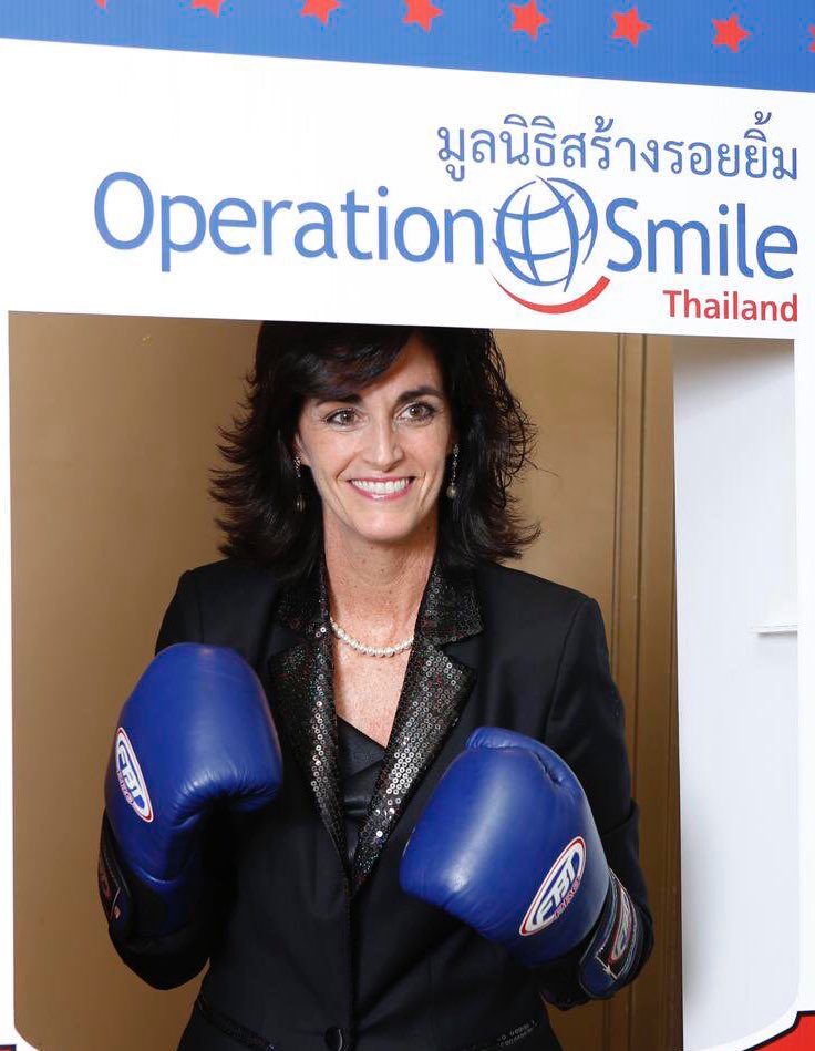 CurtisSChin's tweet photo. Look who’s supporting Operation Smile Thailand—@OpSmileTH: @KachaNontanun @tayastarling @ThereseBeauvais & 🙋🏻♂️. Join the fight! 👊 Support free surgeries to repair cleft lip, cleft palate, etc.
🇹🇭 https://t.co/Kzt1kukaxZ
🇺🇸 https://t.co/AsiBLxGvAu
#OpSmileTH #FightNightBKK #FN2019 https://t.co/NoUwPDLJxv