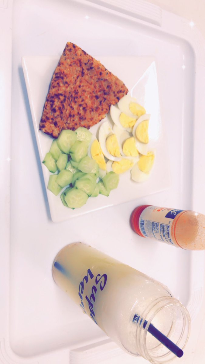 فطور اليوم 
بيضتين - حبة خيار - خبز * كيتو* سوته لي احدى قريباتي بدقيق اللوز 
المشروب : عصير ليمون ( ٣- حبات ليمون - مويه - ظرف سسكر ستيفيا) 
وشطة طبعاً لازم مع البيض👌🏻